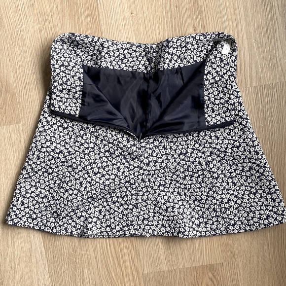 $9 CLEARANCE - Floral Skirt - Picture 5 of 8